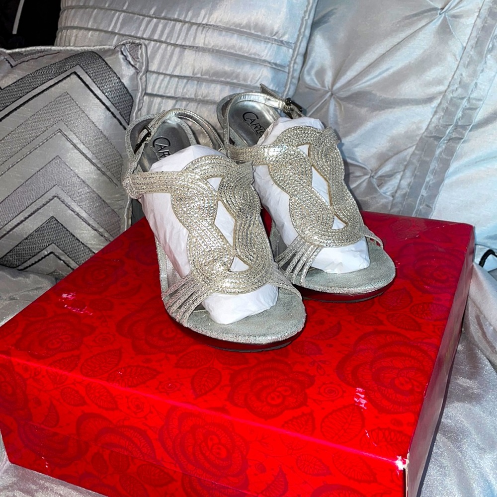 Silver heel by Carlos Santana Sz 6 worn once good condition